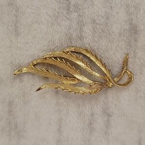 Sarah Coventry Goldtone Leaf Brooch